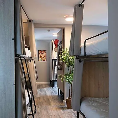 Peggy Moores Hostel *
